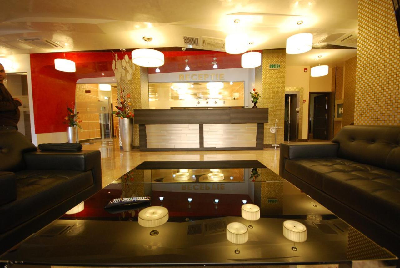 Hotel Grandis Apulum Mioveni Экстерьер фото